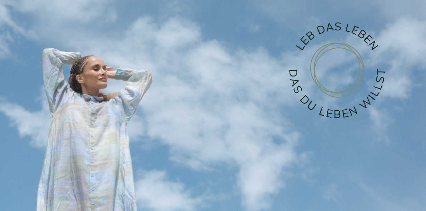 Sarah Desai unter einem blauen Himmel und das Logo Leb das Leben